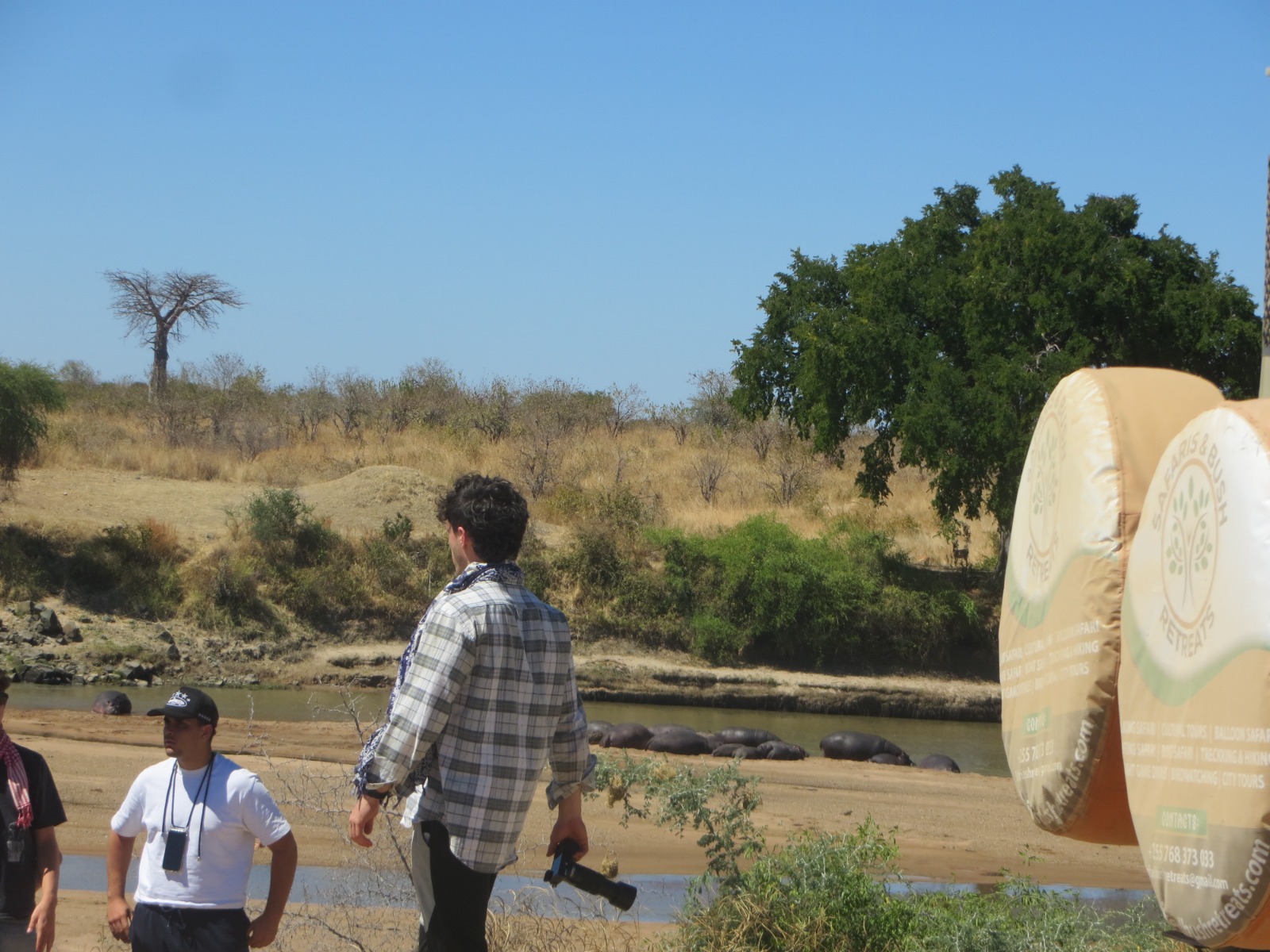 Life on safari — guides and guests in the bush